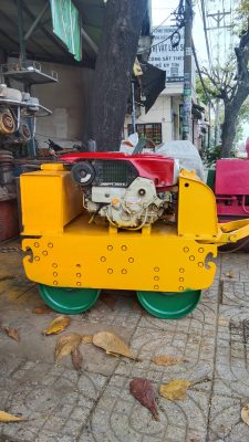xe lu dắt tay Nhật