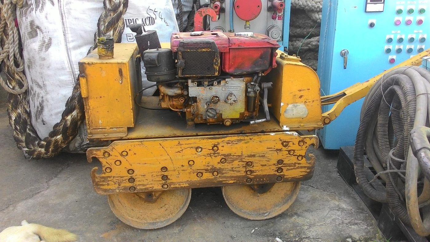xe lu dắt tay Nhật